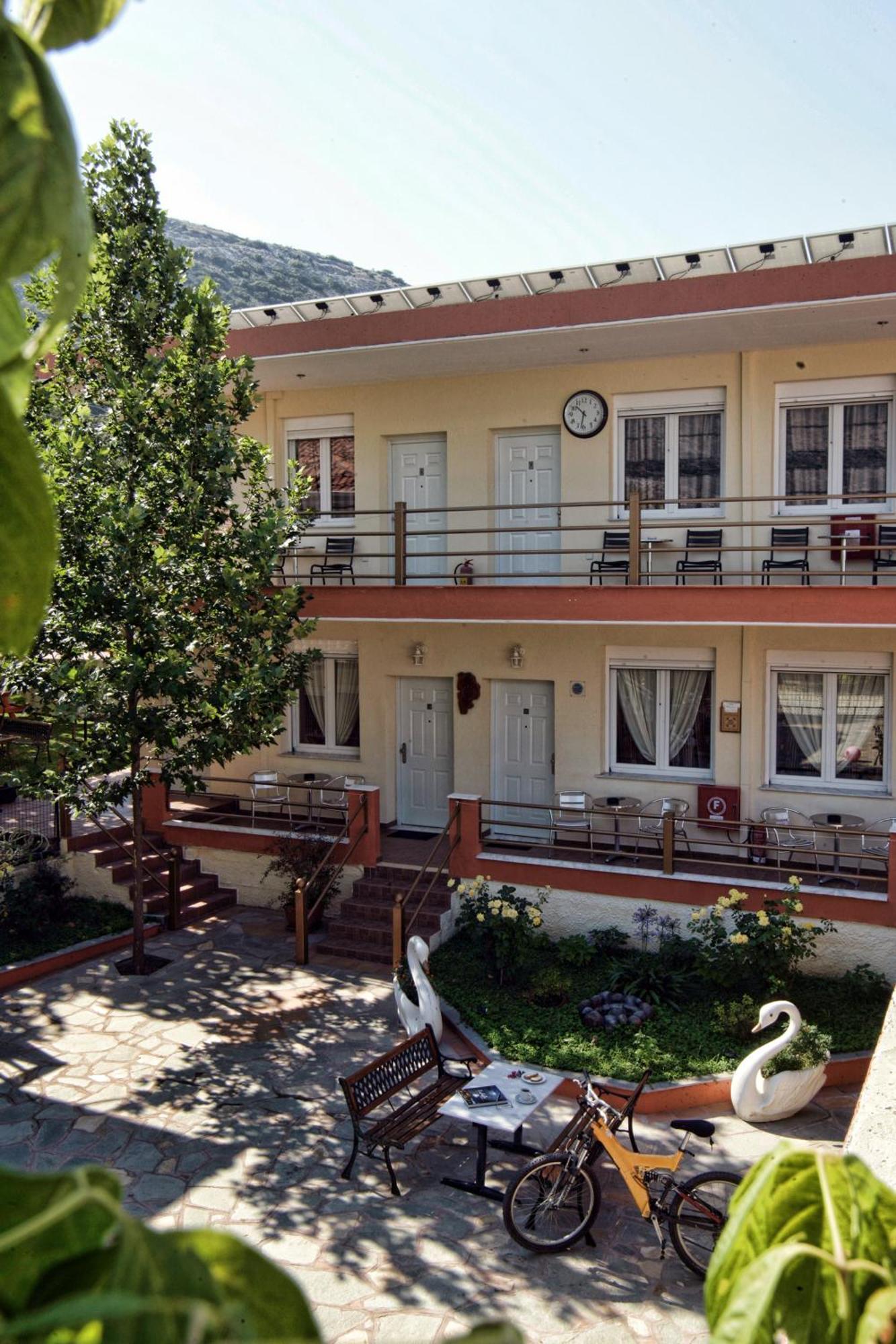 Anestis Studios Lidia Buitenkant foto